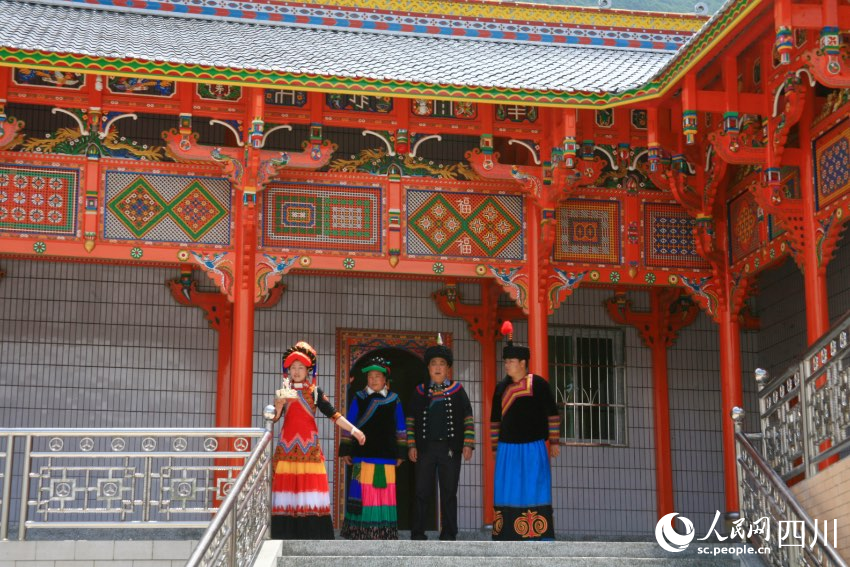 甘洛縣新市壩鎮木古足村，極具特色的彝家新居。萬成龍攝