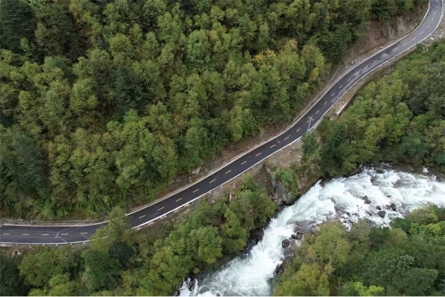 林間公路。丹巴縣委宣傳部供圖
