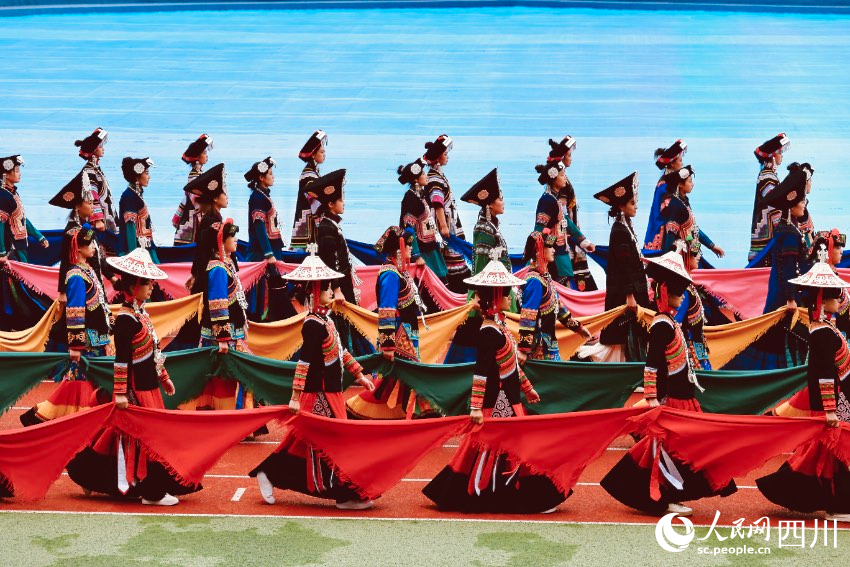 慶祝涼山彝族自治州成立70周年文藝演出現場。人民網 朱虹攝
