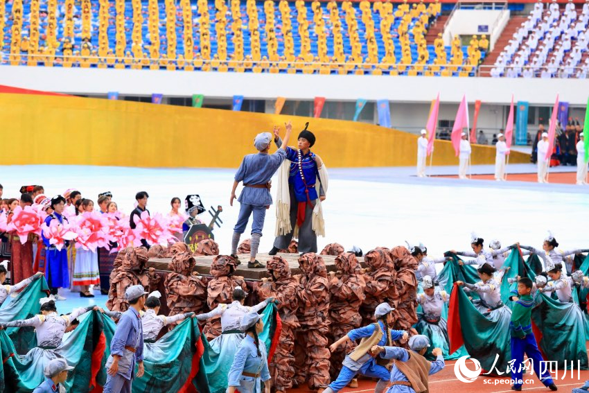 慶祝涼山彝族自治州成立70周年文藝演出現場。人民網 朱虹攝