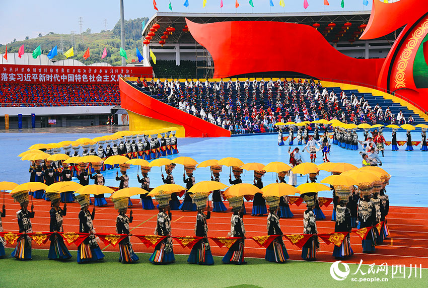 慶祝涼山彝族自治州成立70周年文藝演出現場。人民網 朱虹攝