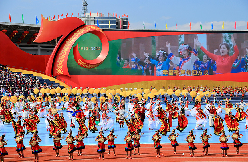 四川涼山各民族兒女載歌載舞共慶建州70年