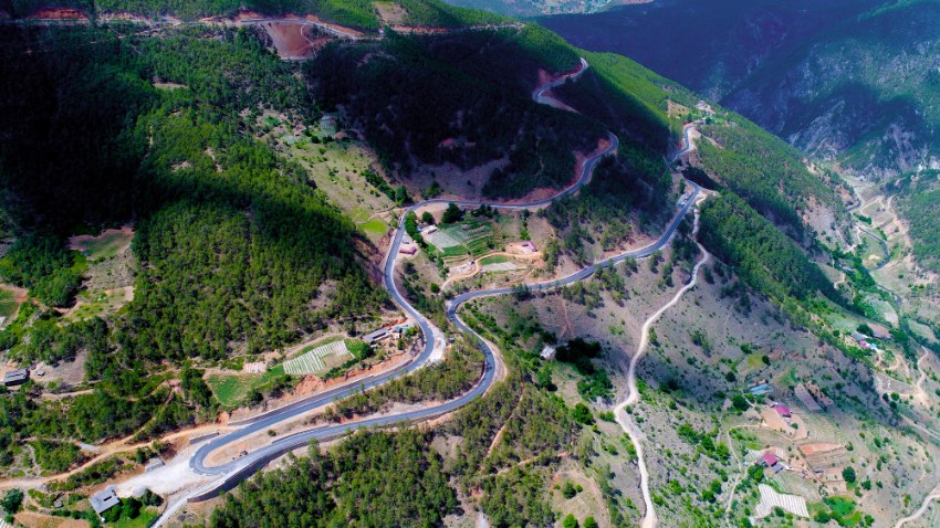 木里縣蜿蜒的通鄉公路。木里縣委宣傳部供圖