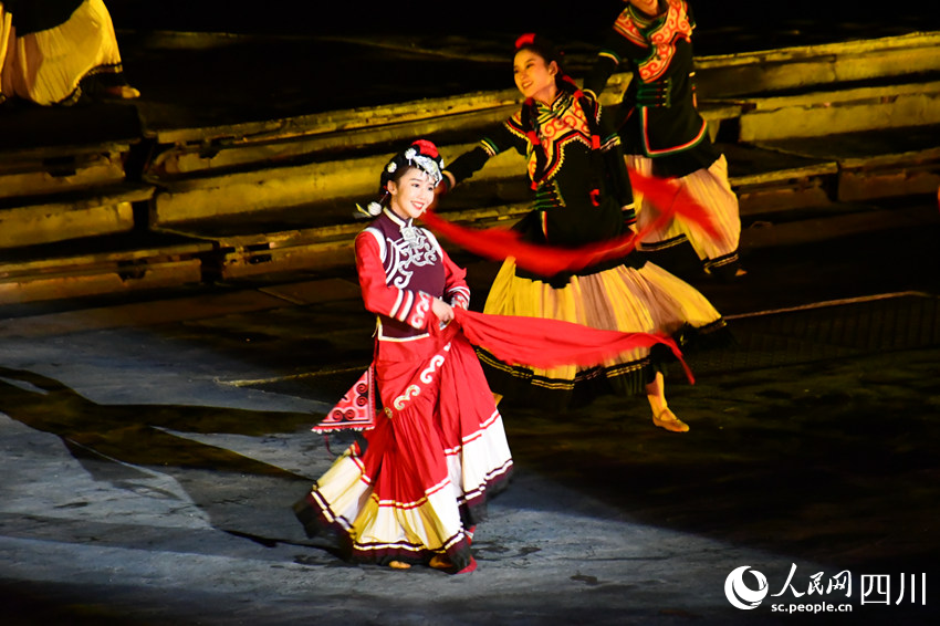 涼山州彝文化風情實景劇《阿惹妞》表演現場。人民網 王洪江攝
