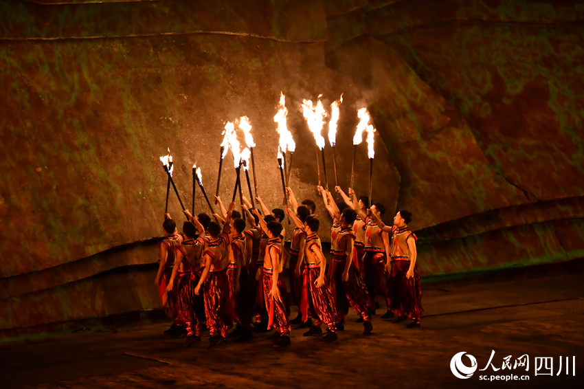 涼山州彝文化風情實景劇《阿惹妞》表演現場。人民網 王洪江攝