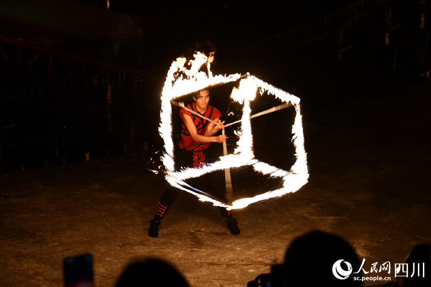 涼山州彝文化風情實景劇《阿惹妞》表演現場。人民網 王洪江攝