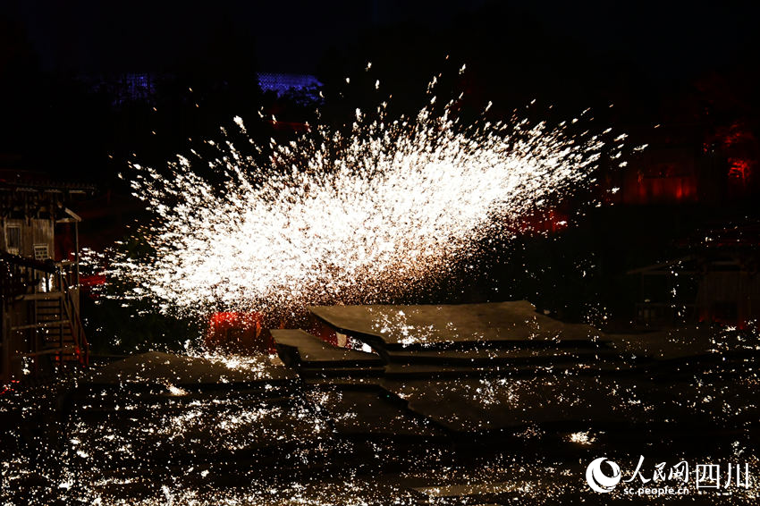 涼山州彝文化風情實景劇《阿惹妞》表演現場。人民網 王洪江攝