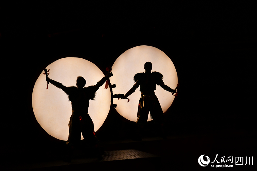 涼山州彝文化風情實景劇《阿惹妞》表演現場。人民網 王洪江攝