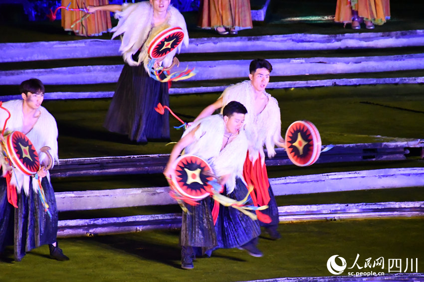 涼山州彝文化風情實景劇《阿惹妞》表演現場。人民網 王洪江攝