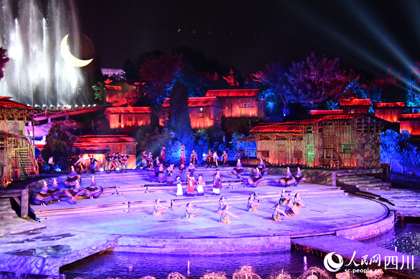 涼山州彝文化風情實景劇《阿惹妞》表演現場。人民網 王洪江攝