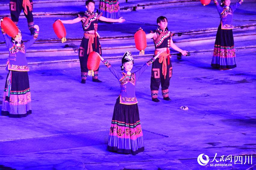 涼山州彝文化風情實景劇《阿惹妞》表演現場。人民網 王洪江攝
