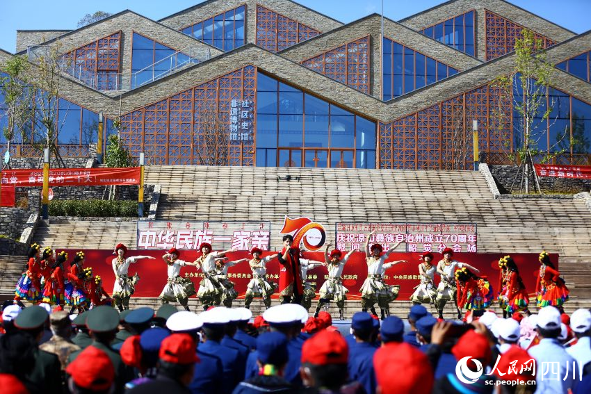 精彩的演出現場 。阿克鳩射攝