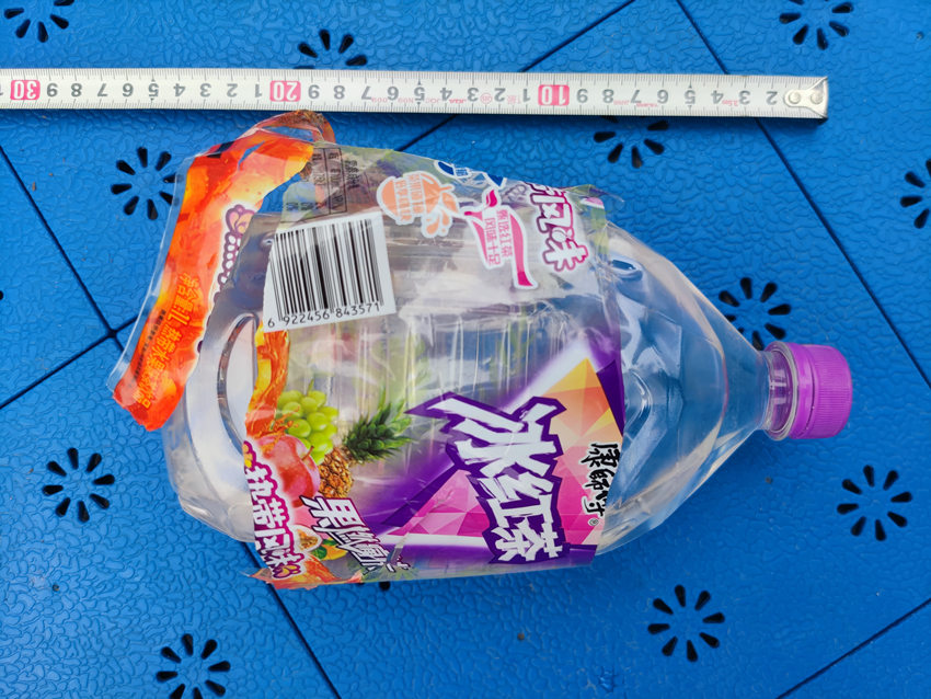 涉案飲料瓶。資陽公安供圖
