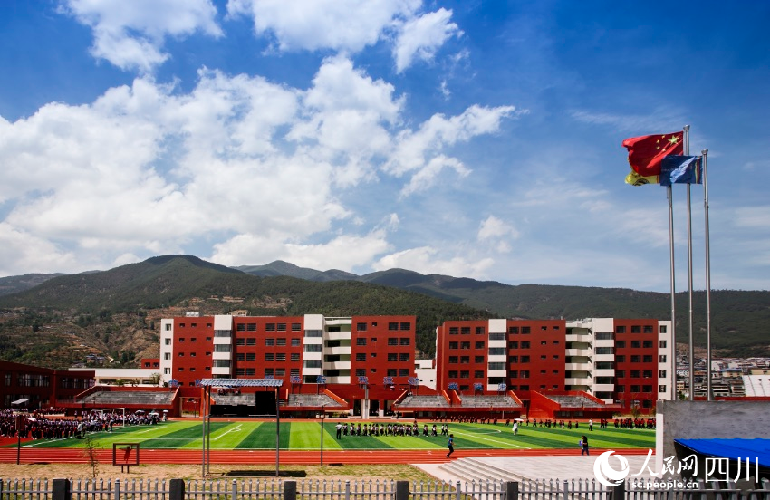 近年來，喜德縣在教育上投入巨額資金，全縣教育質量穩步提升，成效明顯。圖為總投資1.25億元、設施完備的喜德縣思源實驗學校。王成湖攝