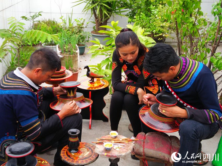 喜德被譽為彝族“漆器之鄉”，圖為當地開展彝族漆器手繪培訓。馬海木呷攝