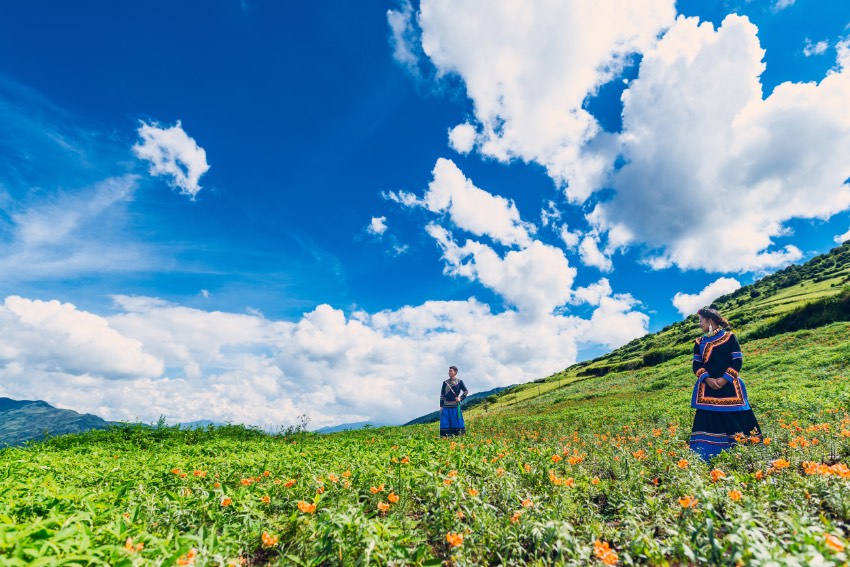 喜德人文景觀獨具特色，文旅資源十分豐富。圖為當地一處高山草甸上，一對彝族情侶在拍照。喜德縣委宣傳部供圖