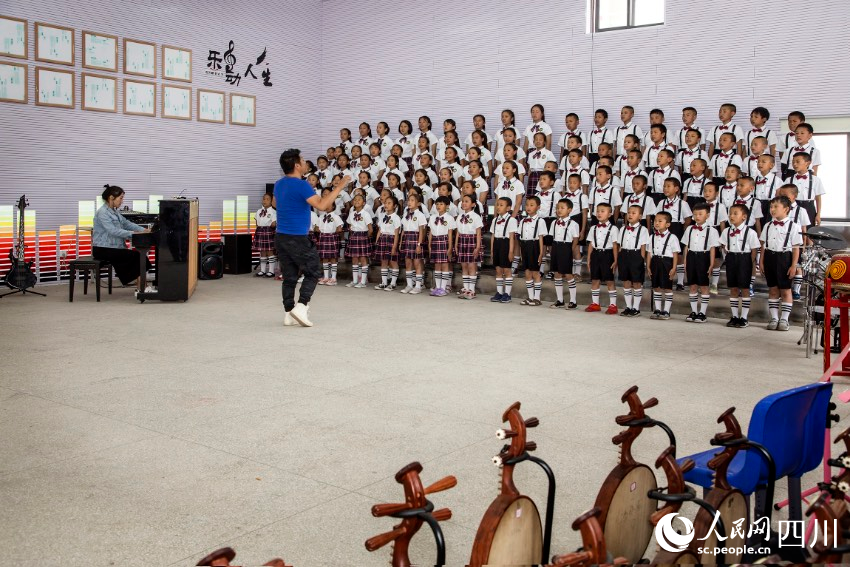 喜德縣思源實驗學校的孩子們在上音樂課。王成湖攝