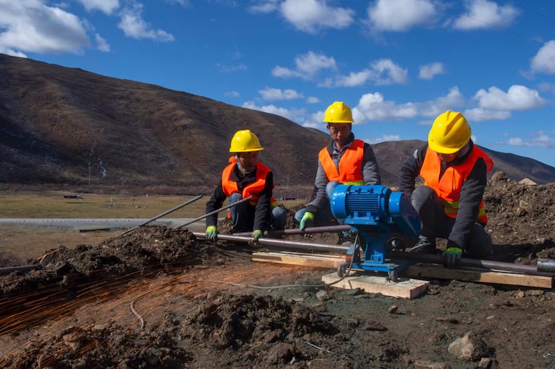 工人們在高原作業。成蘭公司供圖