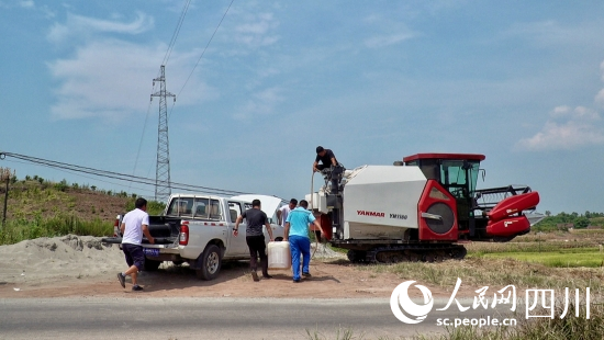 中國石油四川銷售公司助力秋收保供。王洪江攝
