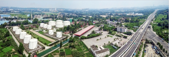 位于成都市金牛區天回鎮的中國石油四川銷售公司 104 油庫，有力保障了成都市場五分之三的成品油供應需求。中石油四川銷售供圖。