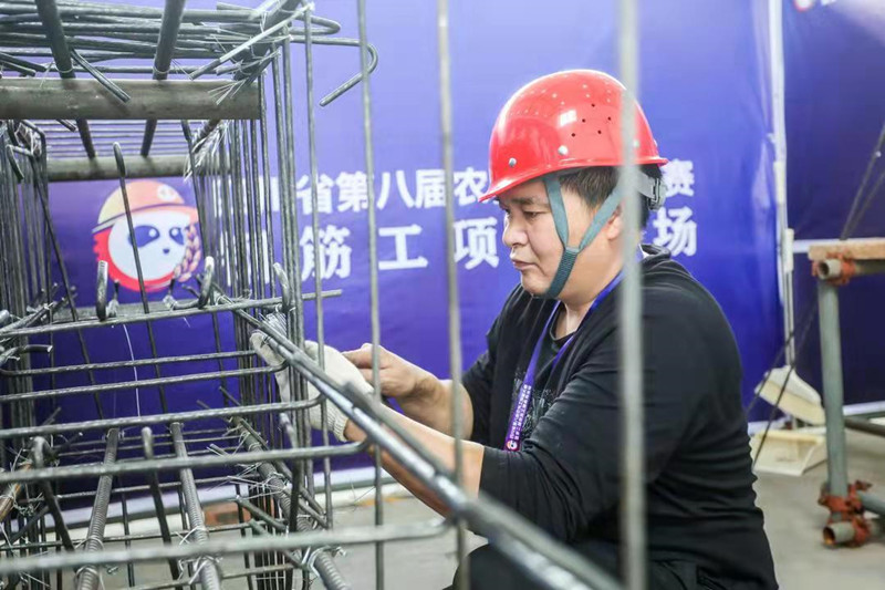 朱祥洪參加鋼筋工技能大賽。瀘縣融媒體中心供圖