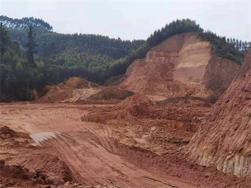 被破壞的林地。四川省公安廳供圖