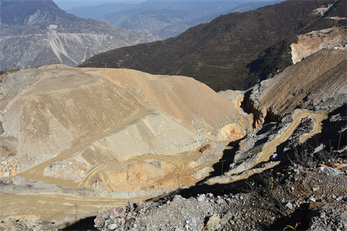 被破壞的林地。四川省公安廳供圖