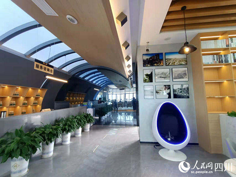 智慧書房科技感慢慢，虛擬現實的VR為市民提供沉浸式體驗。吳舒婷攝