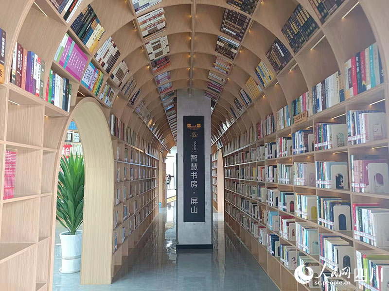 充滿設計感的書籍走廊。吳舒婷攝