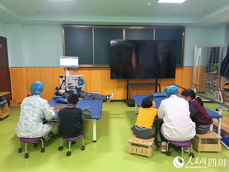 康復訓練室中的日常治療、學習場景。吳舒婷攝