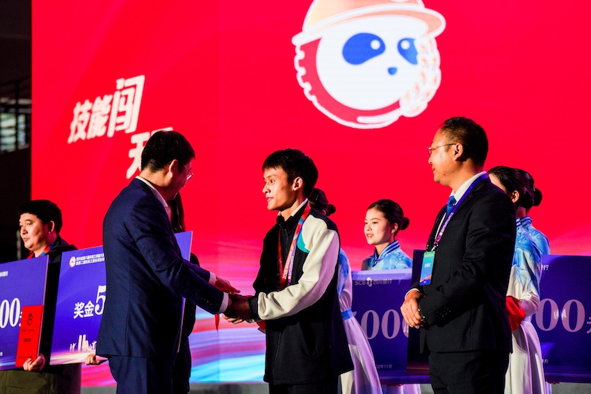 成都隊選手封正樂獲得電工項目第一名。四川人社供圖