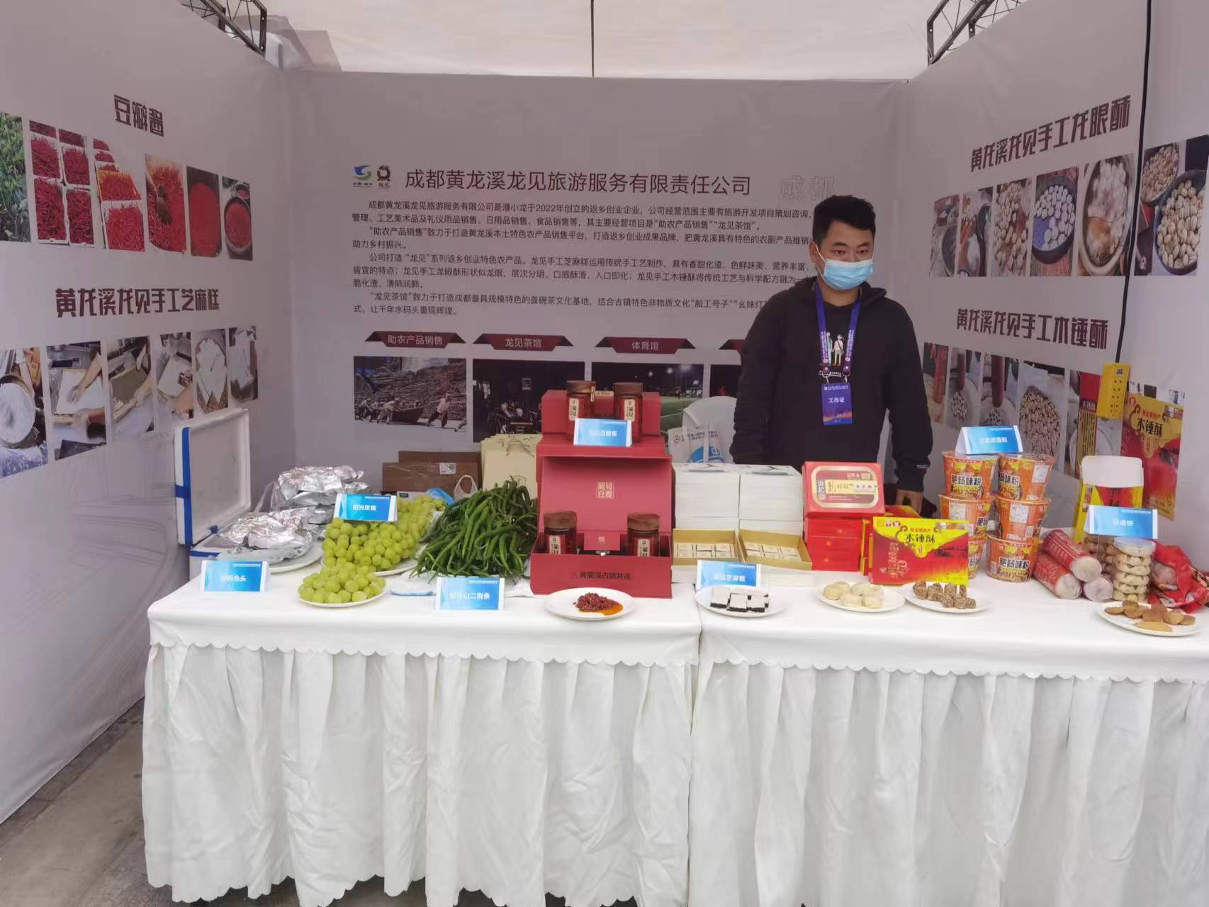 返鄉創業農民工胡思，將家鄉的土特產進行包裝升級，深受市場歡迎。受訪者供圖