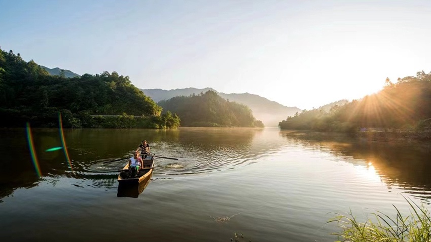 蕩舟來龍湖。敘永縣合樂鄉政府供圖