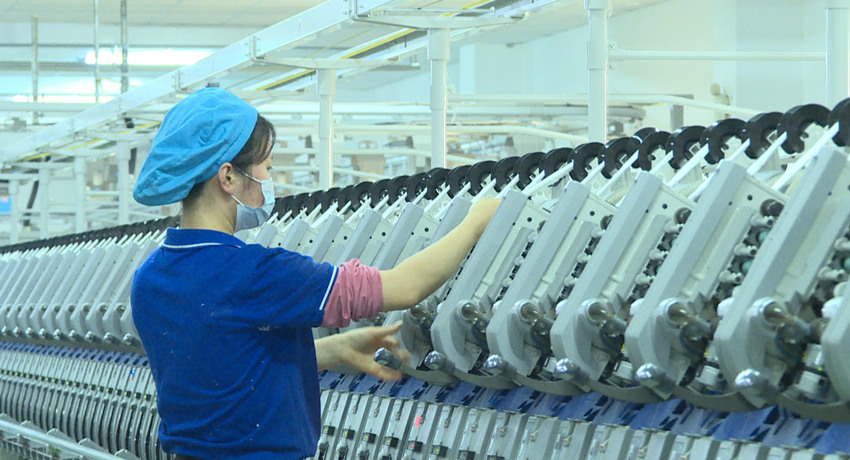 正在生產線忙碌的工人。屏山縣委宣傳部供圖