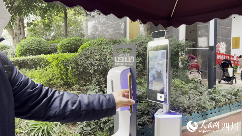 正在掃碼進入小區的居民。叢明宇攝