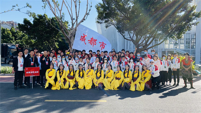 四川省第十六屆少數民族傳統體育運動會成都代表團合影。成都市民宗局、成都市體育局供圖