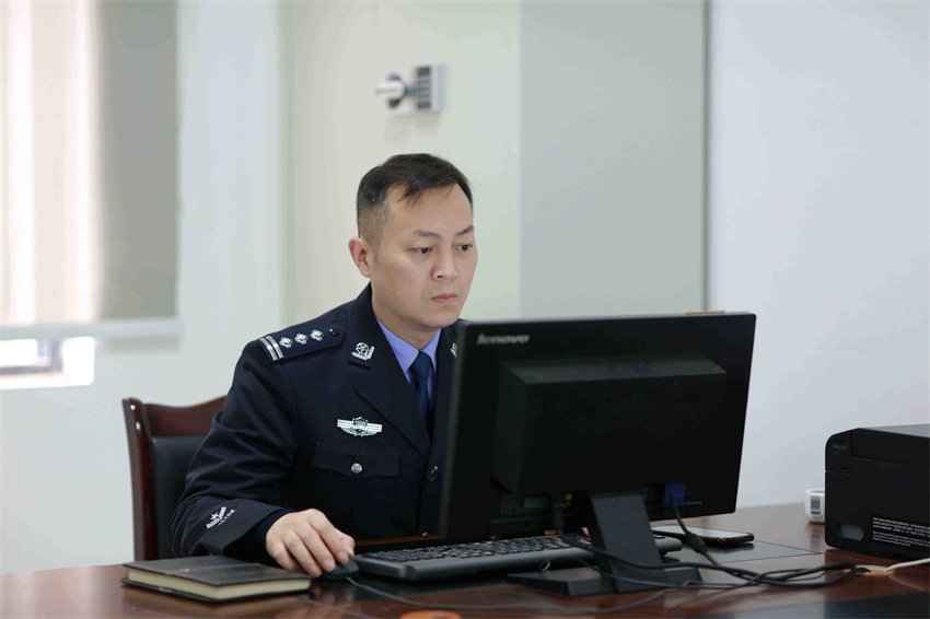 正在工作中的王科力。資陽市公安局雁江區分局供圖