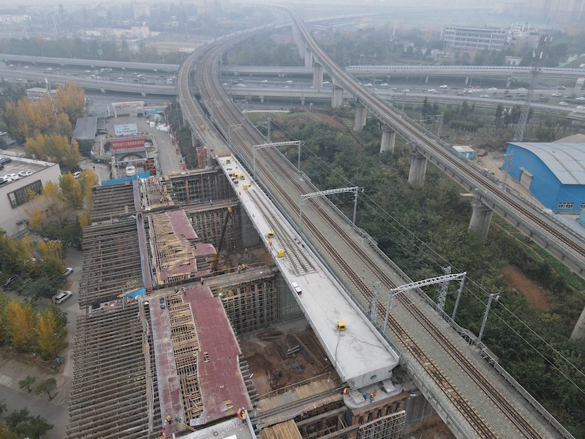 梁體平移到位。成蘭公司供圖