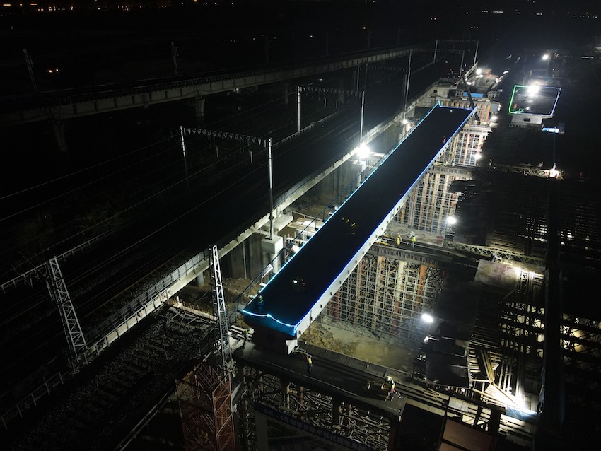 施工人員快馬加鞭，利用夜間天窗期完成第二階段施工。成蘭公司供圖