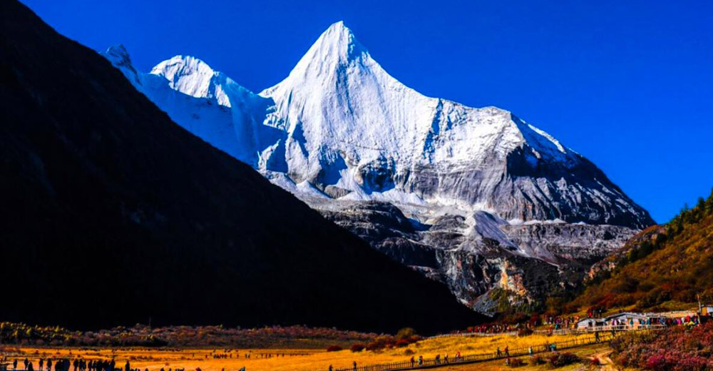 稻城縣香格里拉鎮：該鎮是繼四川三大世界自然遺產黃龍、臥龍、九寨溝后，第４個加入聯合國教科文組織MAB保護計劃的保護區，具備世界遺產價值。地處“大香格里拉”核心區域，坐擁國家5A級旅游景區—稻城亞丁風景區核心風景資源，自然條件得天獨厚。
