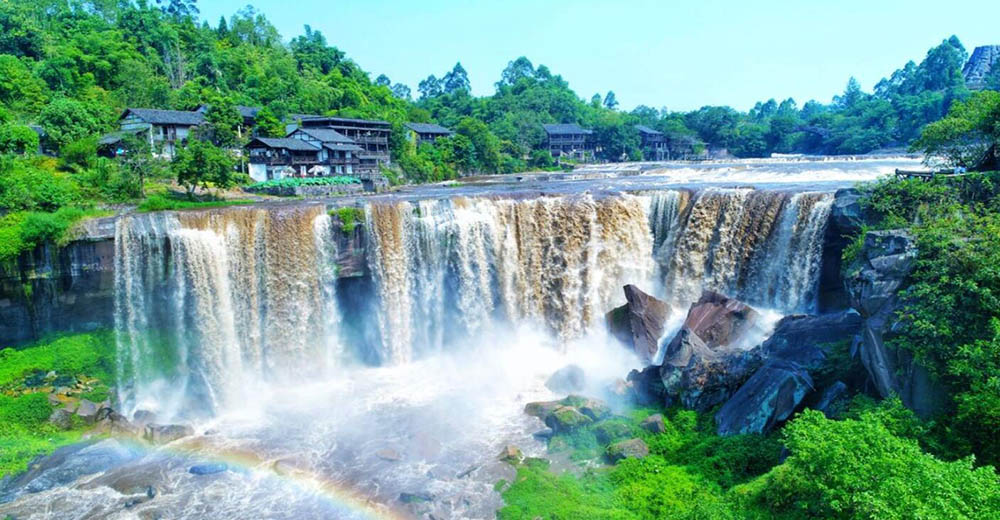 廣安市廣安區協興鎮：該鎮擁有國家5A級旅游景區鄧小平故里、全國干部黨性教育基地小平干部學院等人文資源17處，每年自帶游客流量300萬人次以上。