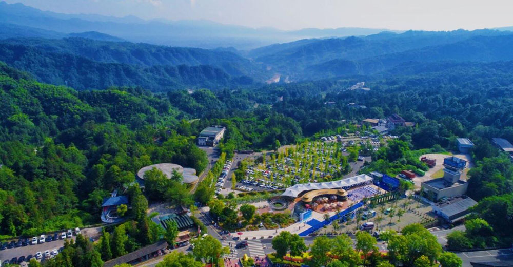 雅安市雨城區碧峰峽鎮：該鎮處于川西旅游西環線、川西“熊貓之旅”和攀西“陽光之旅”黃金旅游干線的重要節點上，擁有國家5A級旅游景區碧峰峽景區、中國大熊貓保護研究中心雅安碧峰峽基地和紅豆相思谷景區等旅游景點。