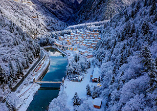 黑水縣羊茸村：立足“康養羊茸”定位，開發彩林觀光、藏歷年體驗、鍋莊體驗、卡斯達溫舞、阿爾麥多聲部民歌等不同業態類型的旅游產品。