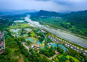 彭州市漁江楠村：打造魚鳧龍門區域公用品牌，推行“集體經濟組織+”多元合作，實現“竹林變酒店”“荒灘變公園”，農旅一體的的產業發展格局。