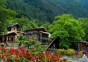 康定市色龍村：以“成都后花園，康養加休閑”為戰略定位，融合了西夏古國歷史、嘉絨藏族文化、藏傳佛教文化、紅色革命文化于一體的特色旅游區。