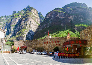 樂山市金口河區勝利村：擁有全國最美十大峽谷—大渡河金口大峽谷、全國唯一鐵道兵博物館。實施以旅游業引領“小涼山綜合扶貧新村建設項目”發展。