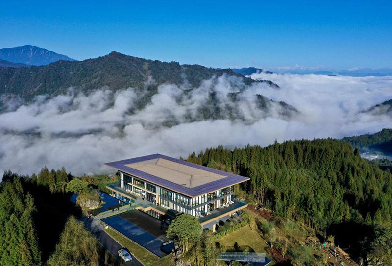 滎經縣發展村：擁有目前全國最大的熊貓野化放歸基地、全亞洲最大的平頂山脈以及全世界最大的野生珙桐林，打造了國家4A級旅游景區龍蒼溝疊翠溪景區。