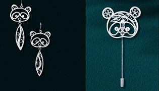 成都市文殊坊文創區推薦的非遺文創·銀花絲熊貓首飾系列：以銀花絲制作技藝與四川標志性元素之一的大熊貓完美融合，既彰顯了銀花絲熊貓首飾的非凡工藝，又將熊貓可愛的形象表現的淋漓盡致。