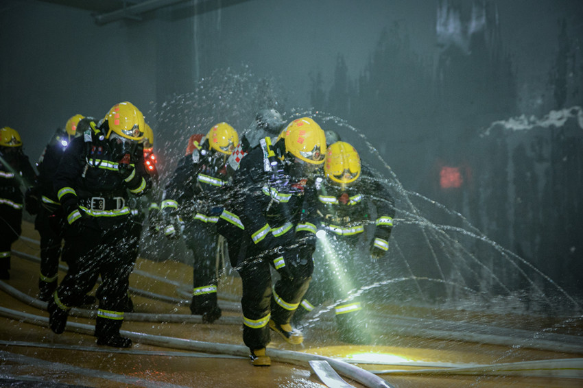 成都消防開展地下大空間建筑滅火救援演練。四川省消防救援總隊供圖