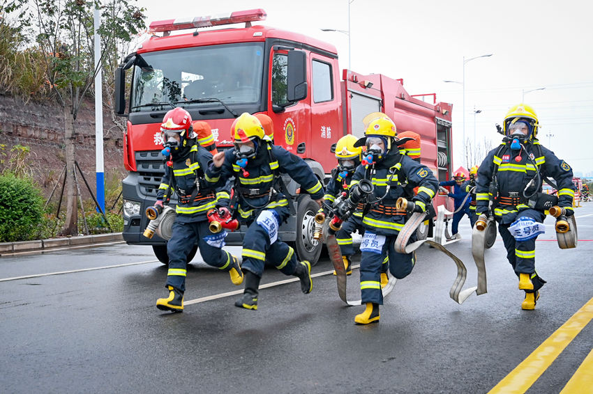 資陽消防執勤崗位練兵比武，班組操法科目槍炮協同滅火操。四川省消防救援總隊供圖